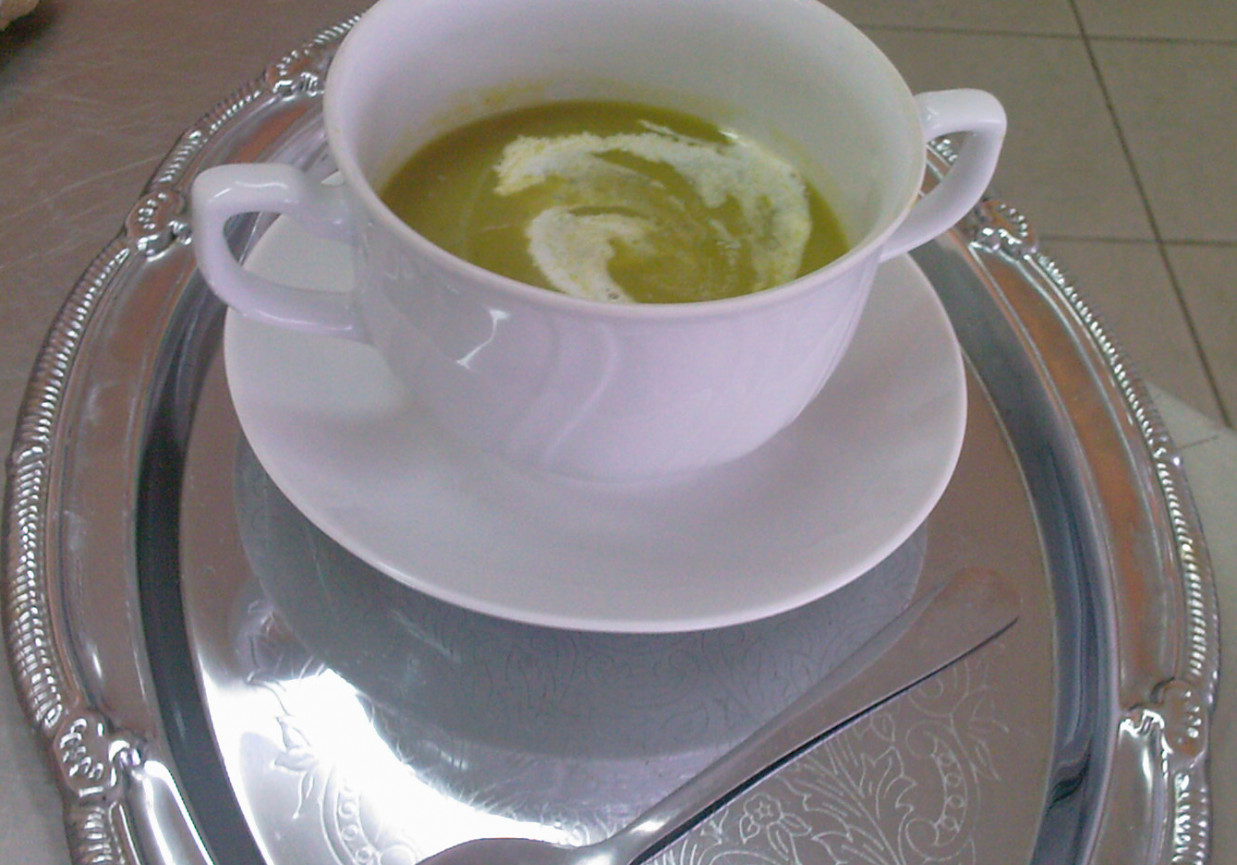 zupa krem z zielobego groszku foto
