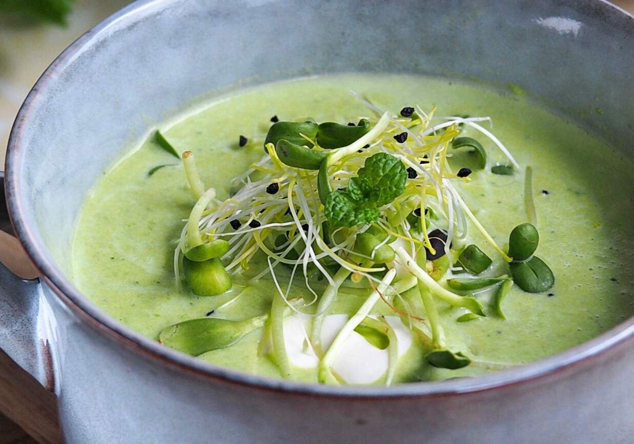 Dietetyczna zupa krem z zielonego groszku foto