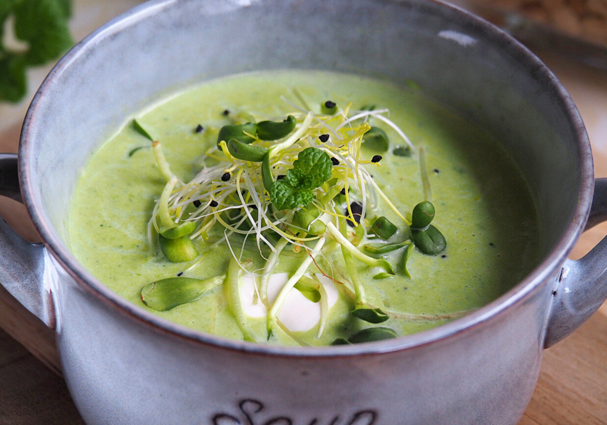 Dietetyczna zupa krem z zielonego groszku foto