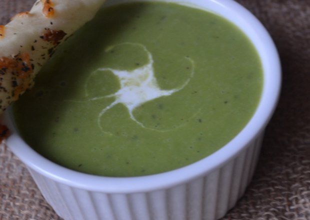Fotografia przedstawiająca zupa krem z zielonego groszku i avocado.