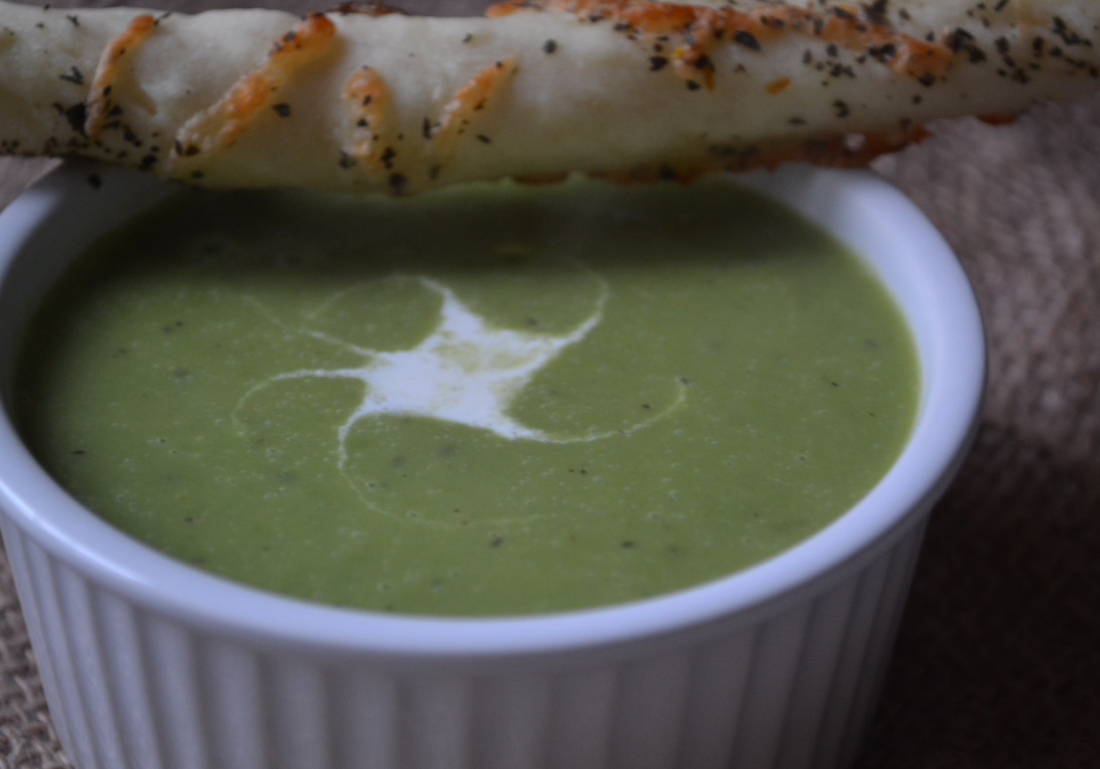 zupa krem z zielonego groszku i avocado. foto