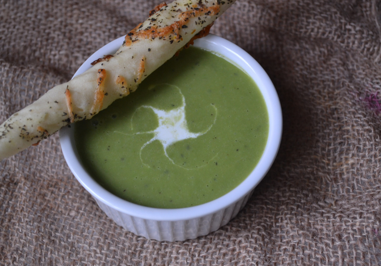 zupa krem z zielonego groszku i avocado. foto