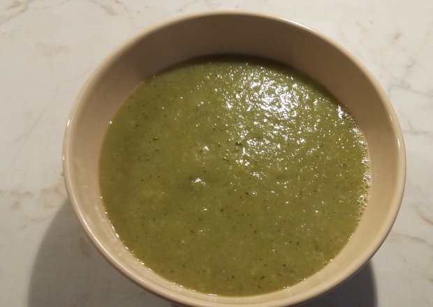 Fotografia przedstawiająca zupa krem z zielonego groszku i kalarepy