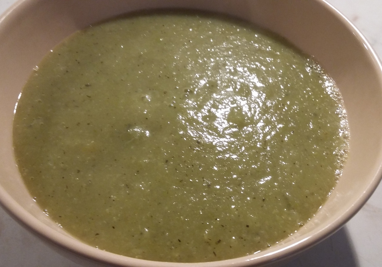 zupa krem z zielonego groszku i kalarepy foto