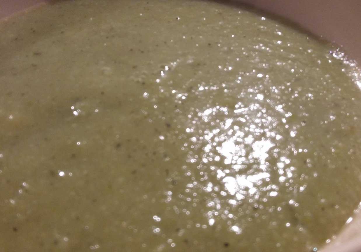 zupa krem z zielonego groszku i kalarepy foto