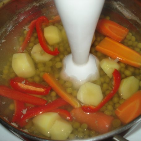 Krok 4 - Zupa krem z zielonego groszku i papryki foto