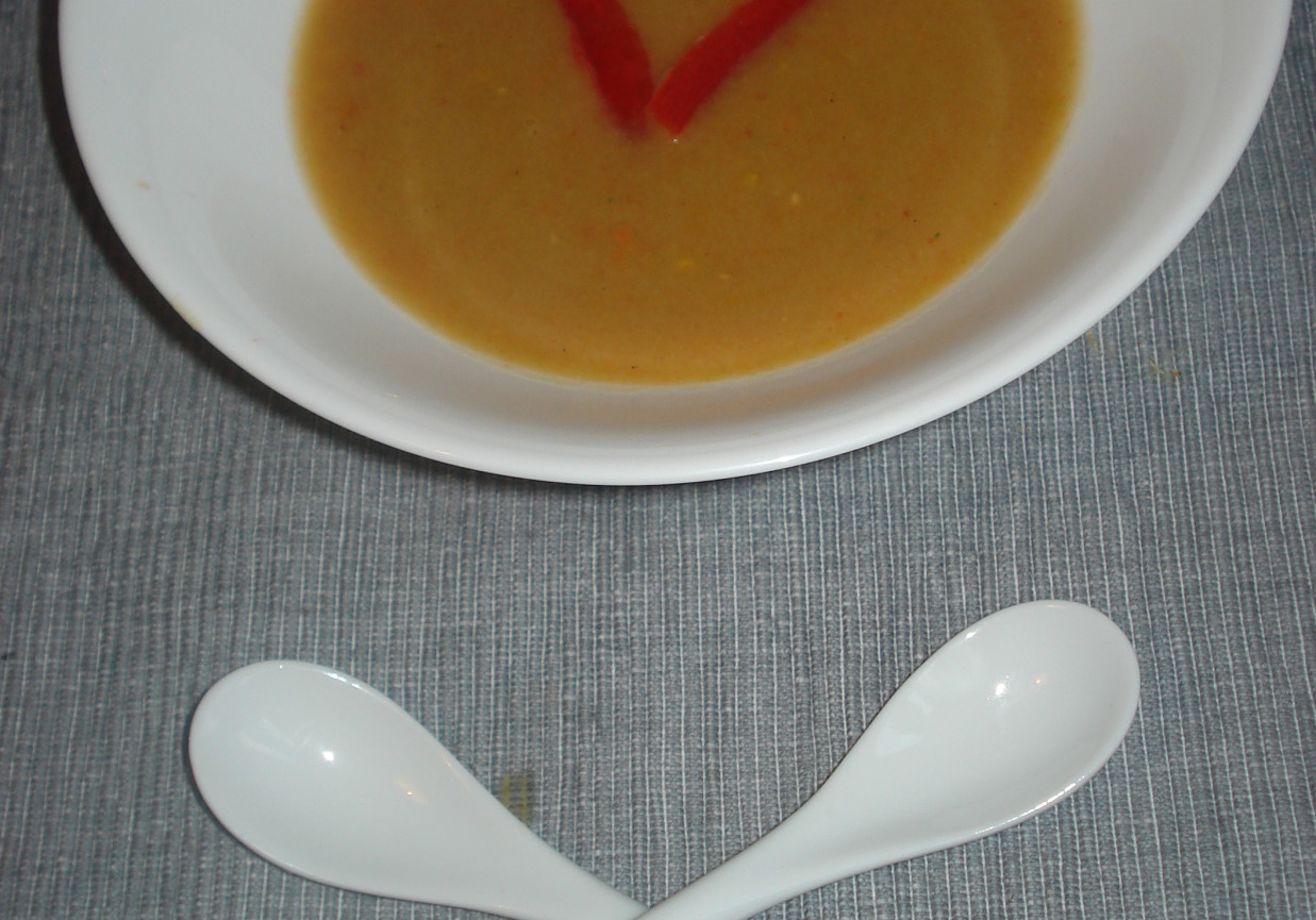 Zupa krem z zielonego groszku i papryki foto