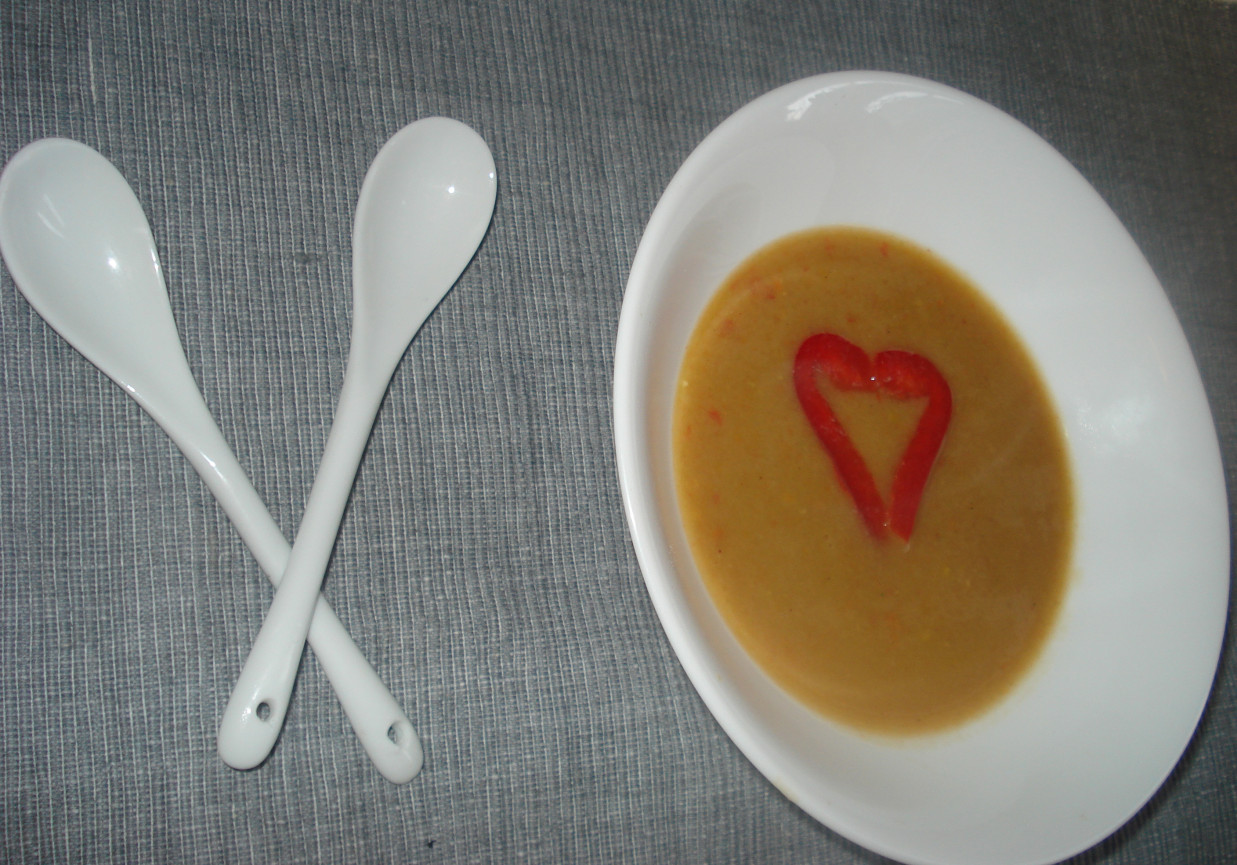 Zupa krem z zielonego groszku i papryki foto
