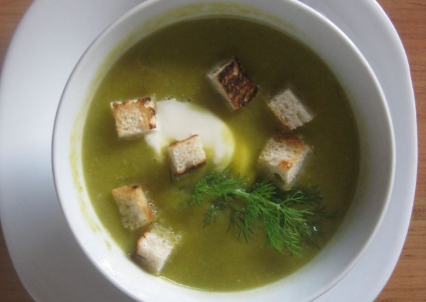 Fotografia przedstawiająca Zupa krem z zielonego groszku z grzankami