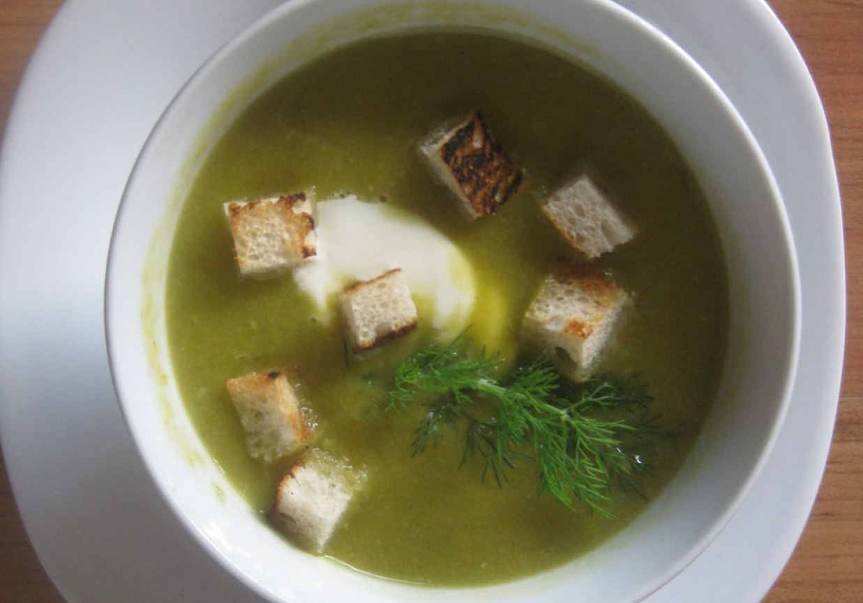 Zupa krem z zielonego groszku z grzankami foto