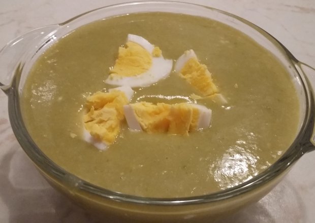 Fotografia przedstawiająca Zupa krem z zielonego groszku z jajkiem