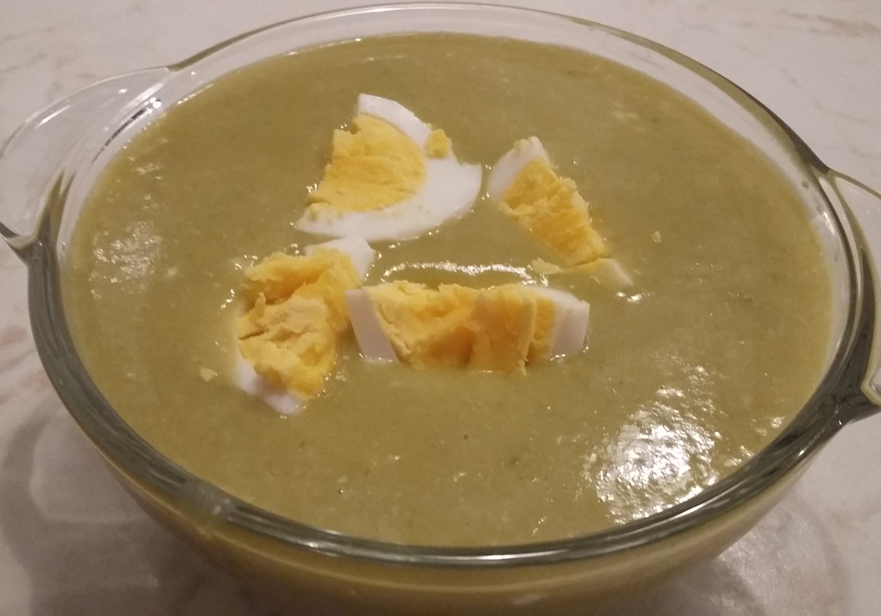 Zupa krem z zielonego groszku z jajkiem foto