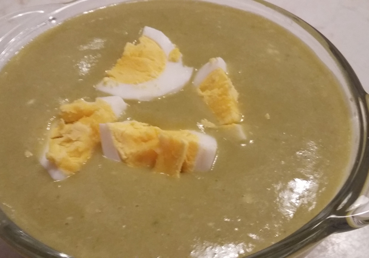 Zupa krem z zielonego groszku z jajkiem foto