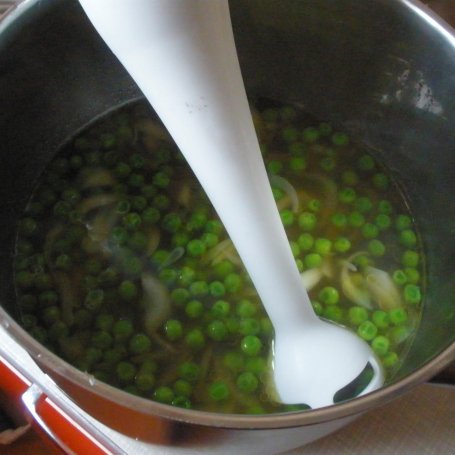 Krok 4 - Zupa krem z zielonego groszku z mascarpone foto