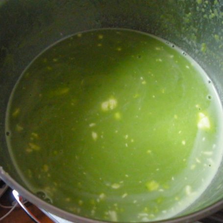 Krok 5 - Zupa krem z zielonego groszku z mascarpone foto