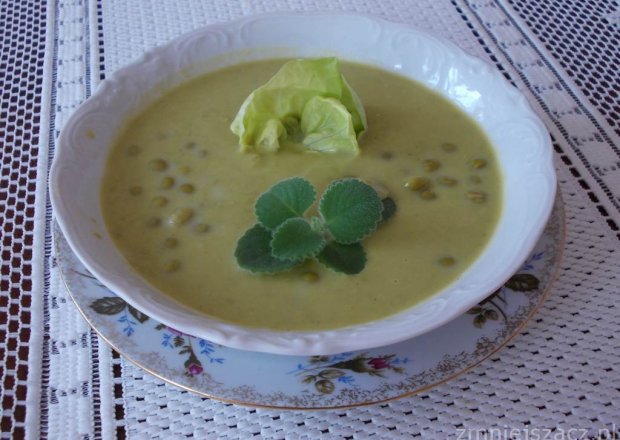 Fotografia przedstawiająca Zupa krem z zielonego groszku z mietą.