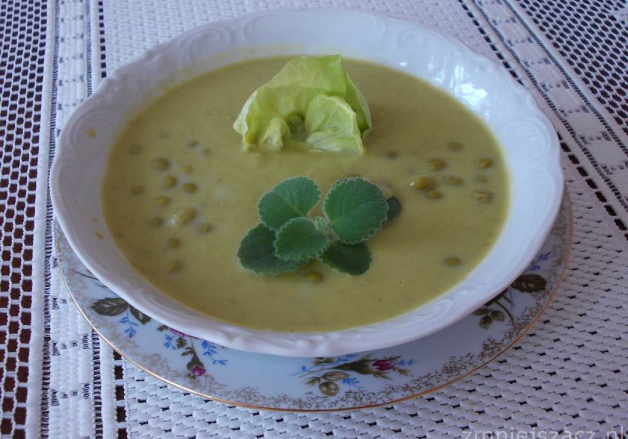 Zupa krem z zielonego groszku z mietą. foto