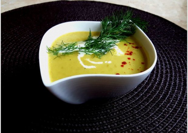 Fotografia przedstawiająca Zupa krem z zielonego groszku