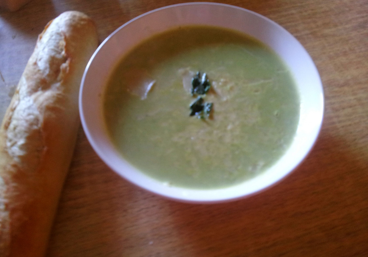 Zupa krem z zielonego groszku foto
