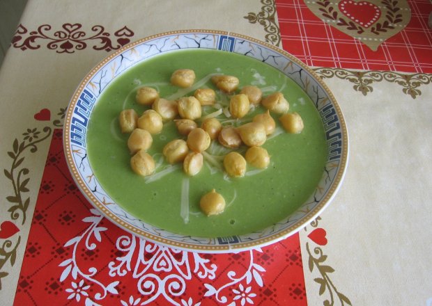 Fotografia przedstawiająca Zupa krem z zielonego groszku