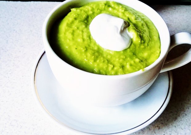 Fotografia przedstawiająca zupa krem z zielonego groszku