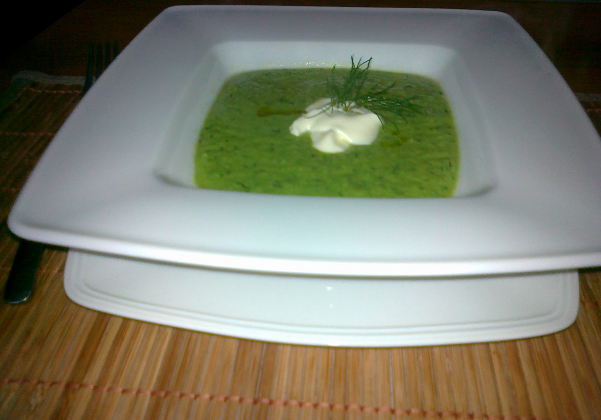 zupa krem z zielonego groszku foto