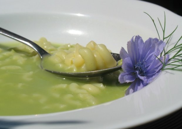 Fotografia przedstawiająca Zupa - krem z zielonego groszku