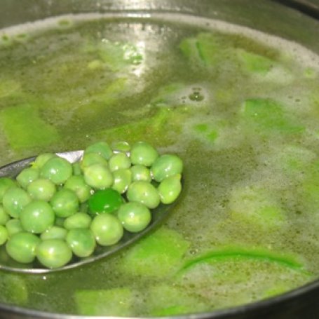 Krok 1 - Zupa - krem z zielonego groszku foto