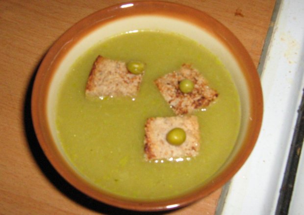 Fotografia przedstawiająca zupa krem z zielonego groszku