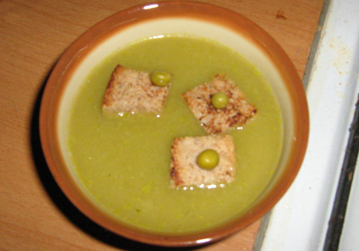 zupa krem z zielonego groszku foto