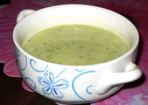 Fotografia przedstawiająca Zupa krem z zielonego ogórka