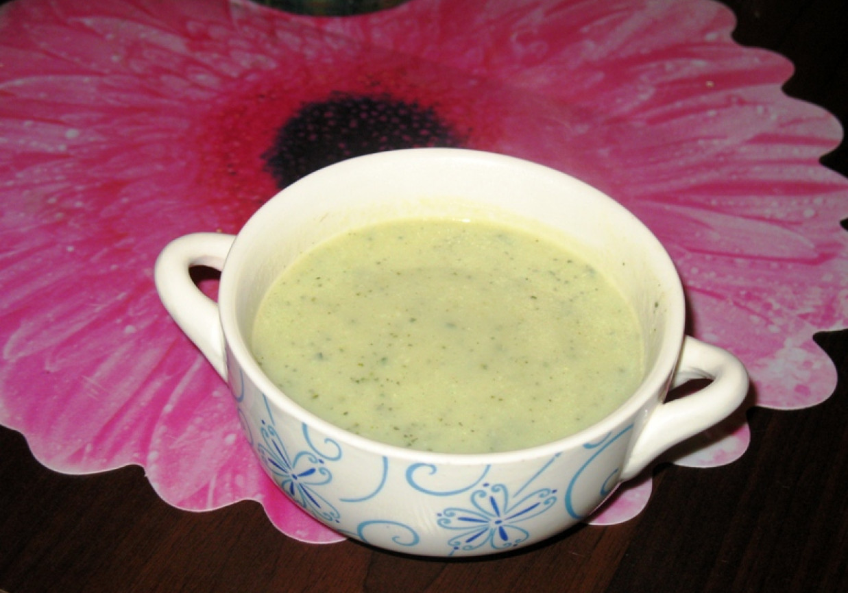 Zupa krem z zielonego ogórka foto