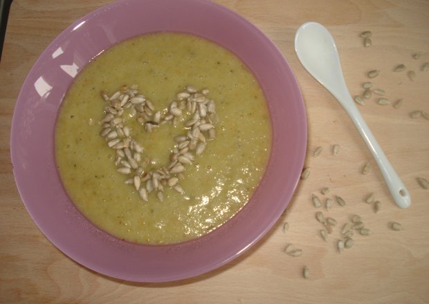 Fotografia przedstawiająca Zupa krem z zielonej fasolki- słonecznikiem wzbogacona :)