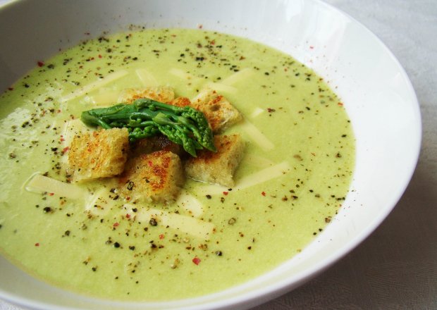 Fotografia przedstawiająca Zupa krem z zielonych szparagów podana z czosnkowymi grzankami
