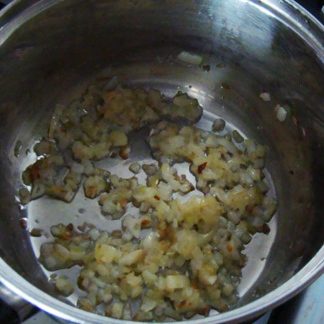Krok 1 - Zupa krem z zielonych szparagów podana z czosnkowymi grzankami foto