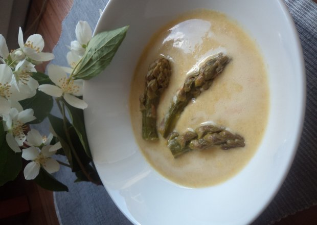 Fotografia przedstawiająca Zupa krem z zielonych szparagów z dużą ilością sera :)