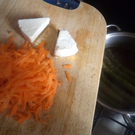 Krok 4 - Zupa krem z zielonych szparagów z dużą ilością sera :) foto