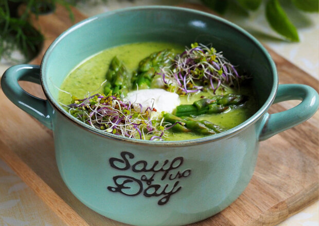 Fotografia przedstawiająca Zupa krem z zielonych szparagów z jajkiem