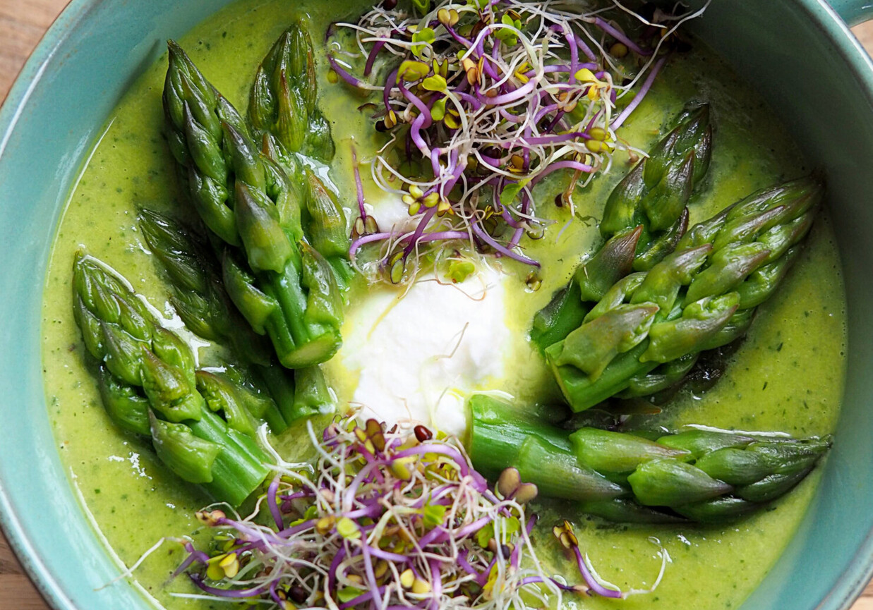 Zupa krem z zielonych szparagów z jajkiem foto