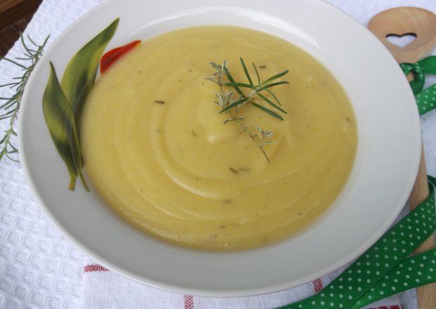 Fotografia przedstawiająca Zupa krem z ziemniaków i kalafiora.