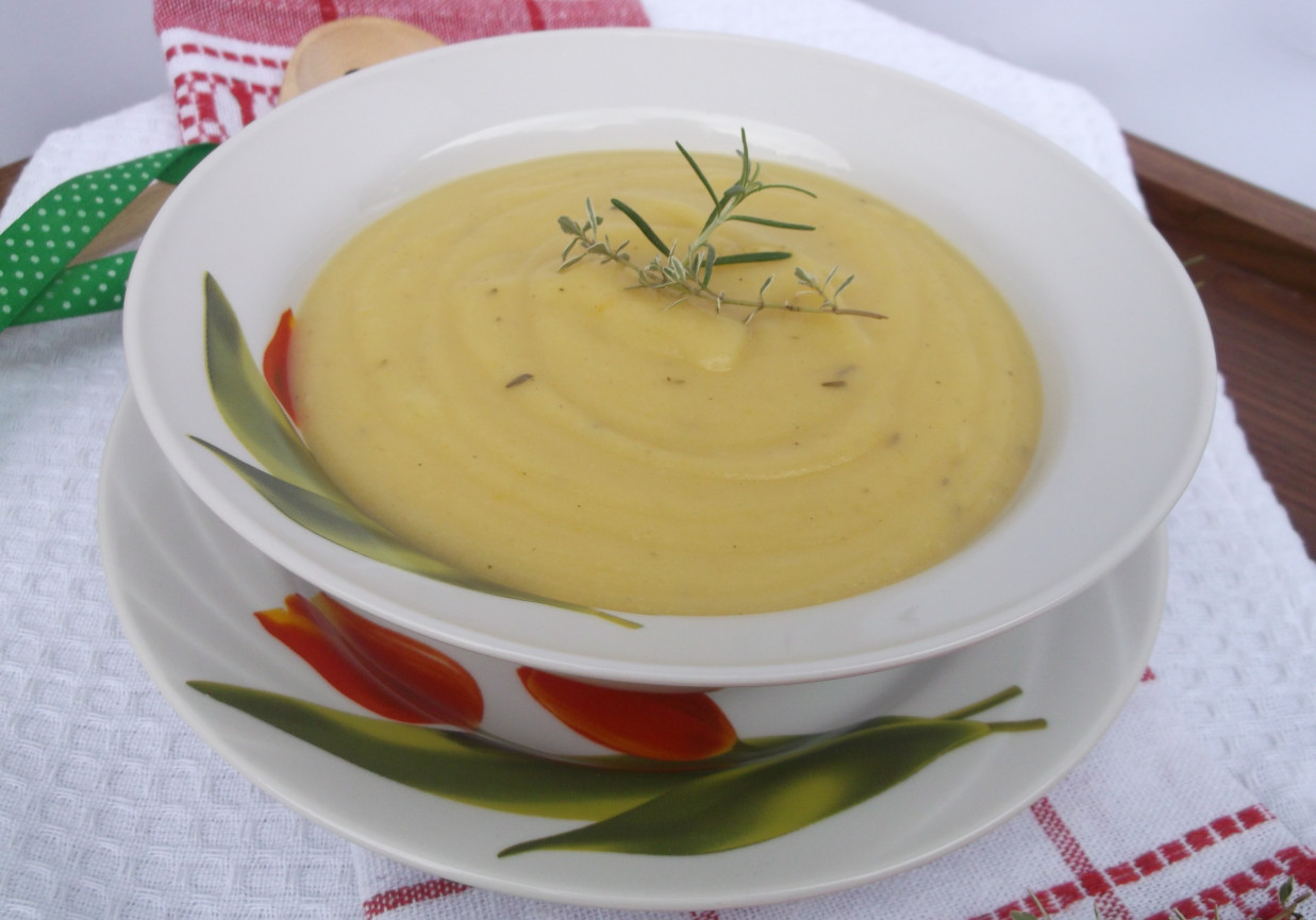Zupa krem z ziemniaków i kalafiora. foto