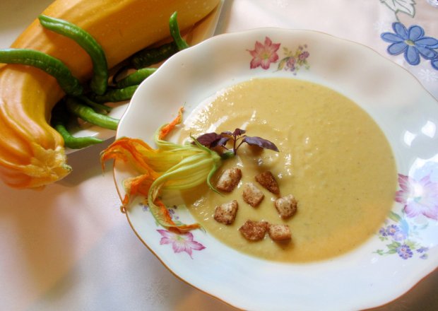 Fotografia przedstawiająca Zupa krem z żółtej cukinii  z bazylią