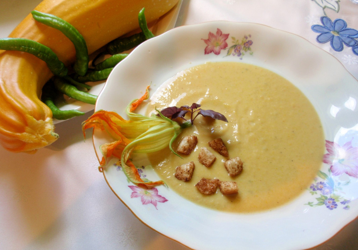 Zupa krem z żółtej cukinii  z bazylią foto