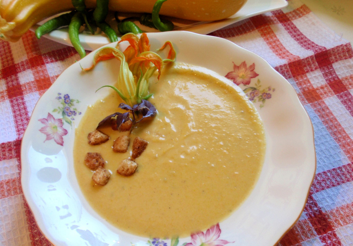 Zupa krem z żółtej cukinii  z bazylią foto