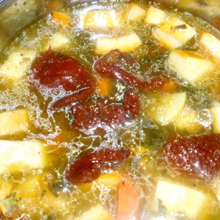 Krok 5 - Zupa krem z żółtej cukinii z suszonymi pomidorami foto