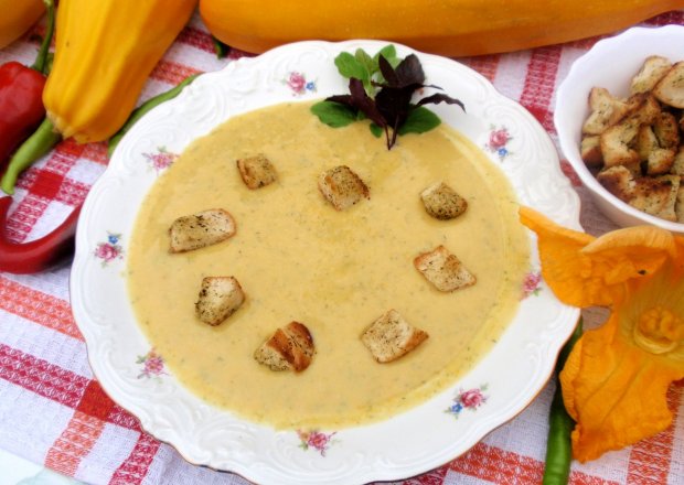 Fotografia przedstawiająca Zupa krem z żółtej cukinii