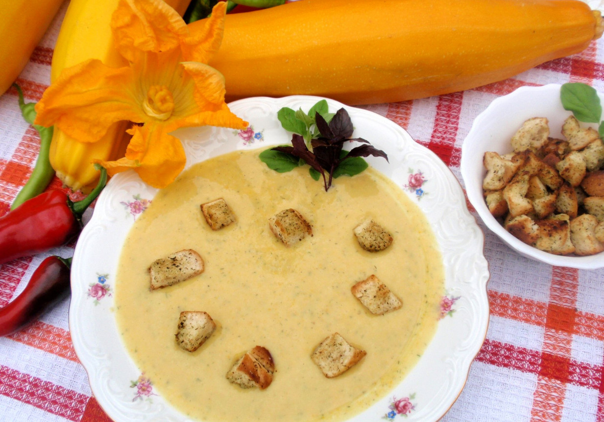 Zupa krem z żółtej cukinii foto