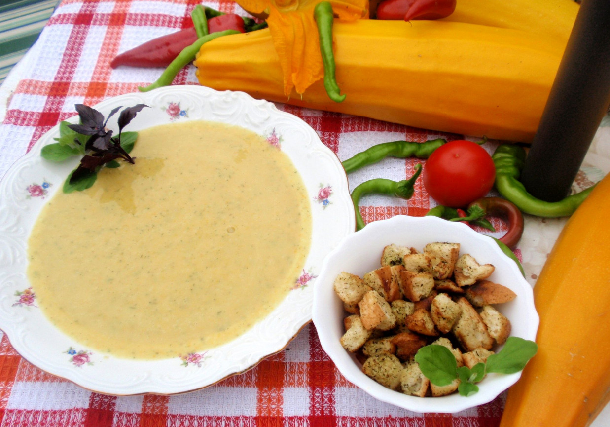 Zupa krem z żółtej cukinii foto