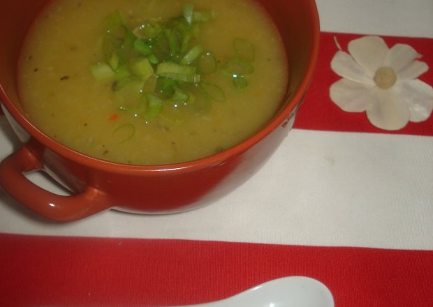 Fotografia przedstawiająca Zupa krem z  żółtej papryki z dodatkiem zielonej cebulki