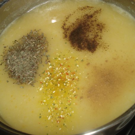 Krok 6 - Zupa krem z  żółtej papryki z dodatkiem zielonej cebulki foto